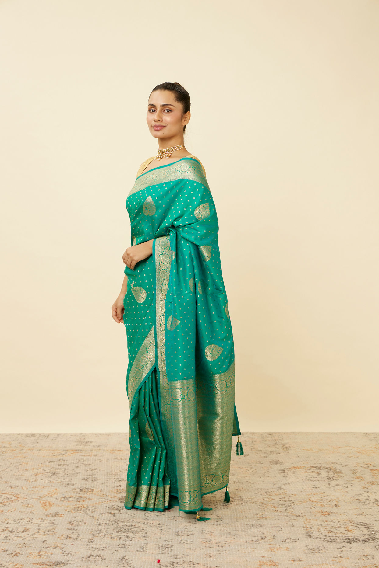 alt message - Mohey Women Turquoise Green Saree with Peacock Patterns image number 3